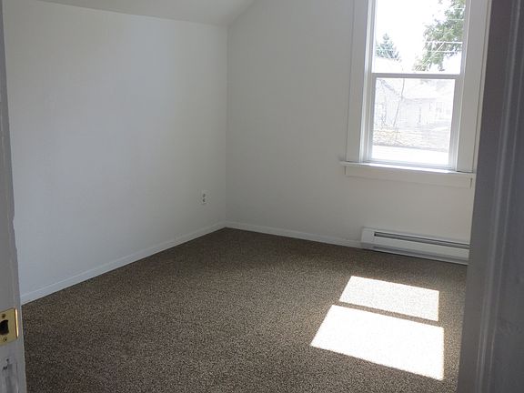 5th image of 548 E Bridgeport Ave