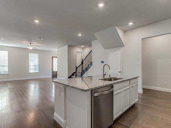 4th image of 1366 Elaine Dr