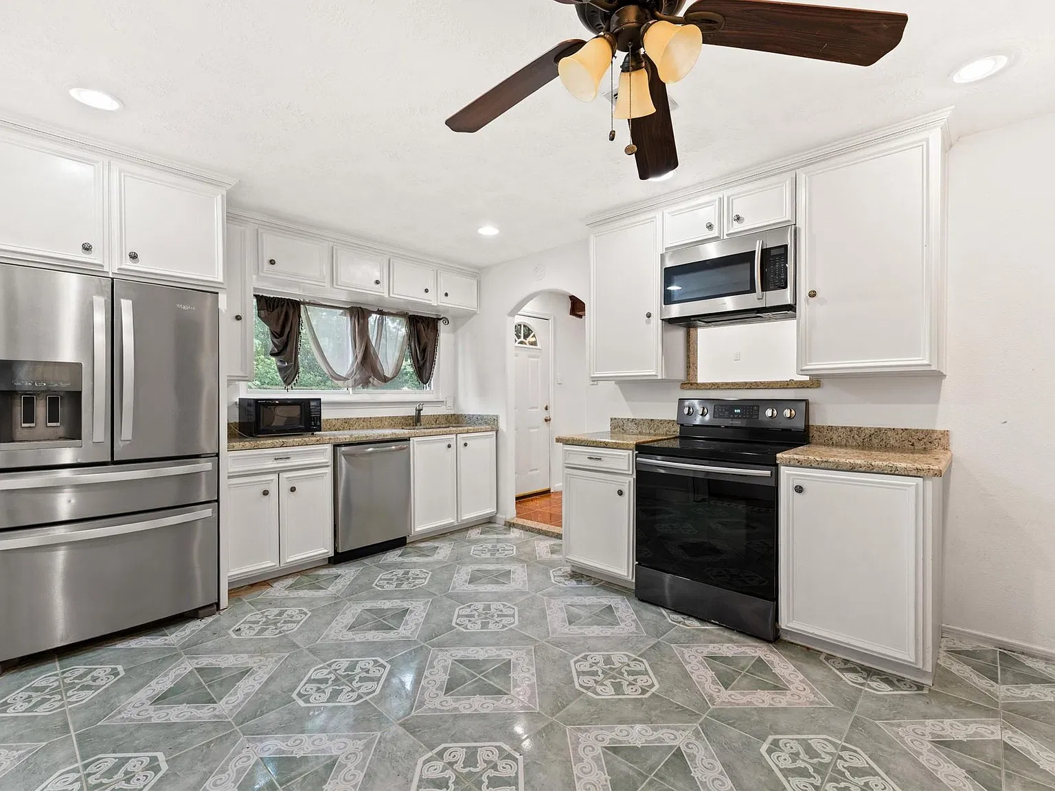 2 bed, 1.5 bath, $1,650 — Photo 2