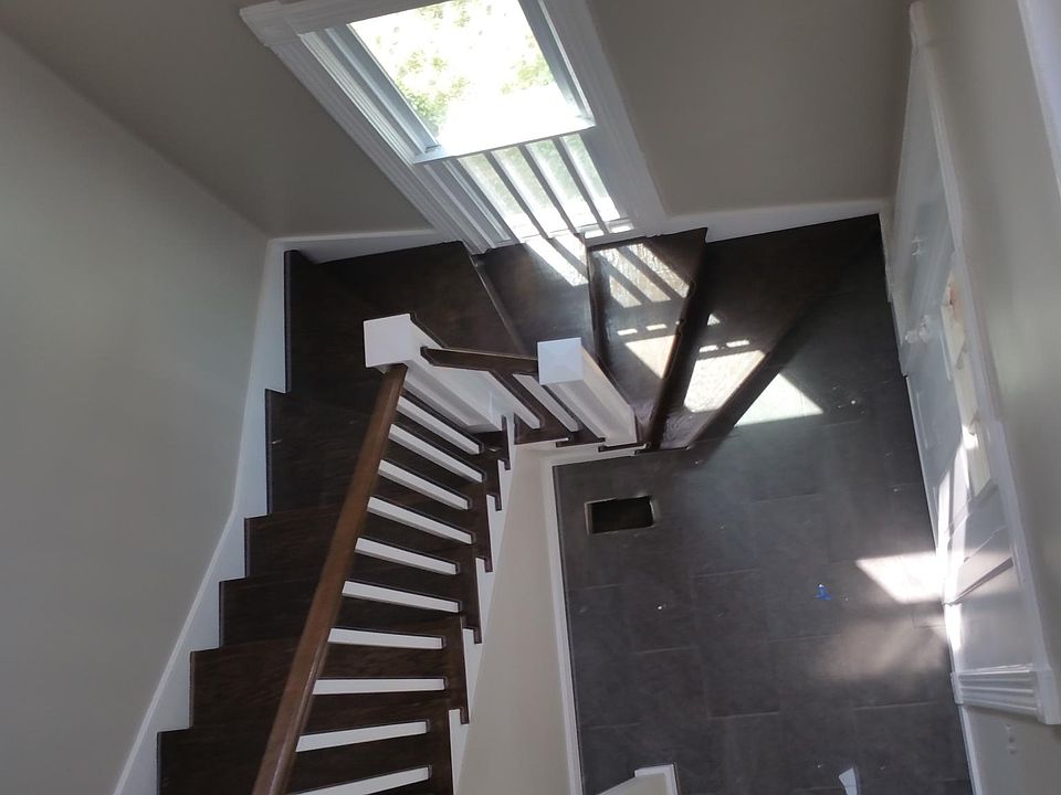 1st image of 221 Dearborn St