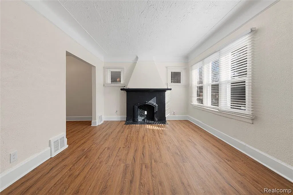 3 bed, 1.5 bath, 1319 sqft, $1,750 — Photo 3
