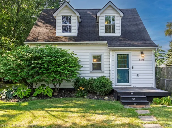 32919 Pardo St, Garden City, MI 48135