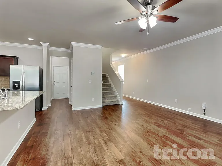 1095 Lear Dr — Photo 3