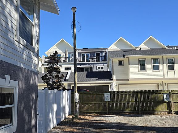 4th image of 814 E Ida St #D