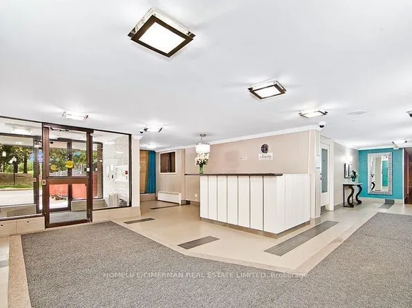 15 Kensington Rd #203, Brampton, ON L6T 3W2