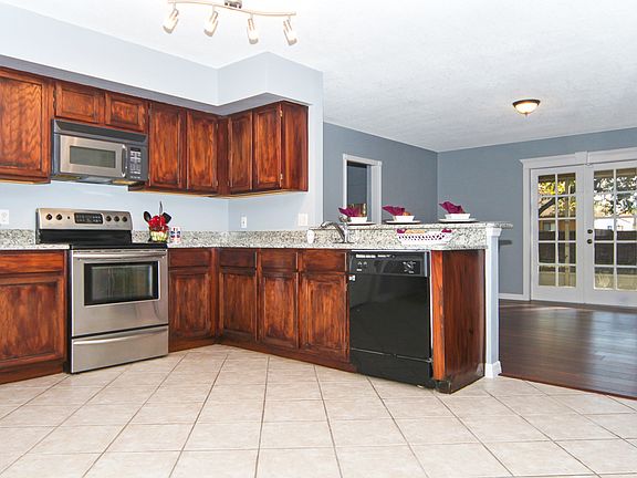 5th image of 1068 Royal Oaks Dr