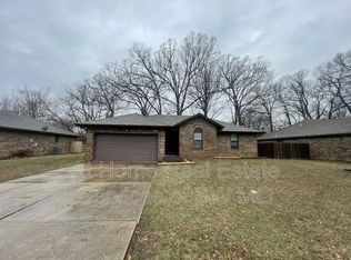 945 S Alex Ave, Springfield, MO 65802