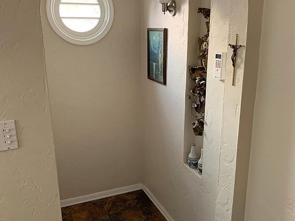 4th image of 710 N Wilson Ave