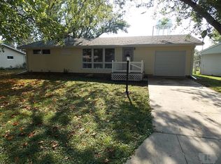 1027 Crestmore Way, Mason City, IA 50401