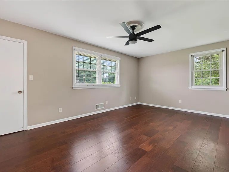 306 Locust Rd — Photo 21