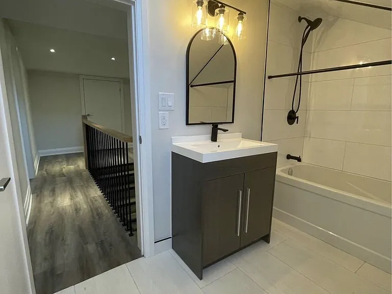 6273 Yonge St — Photo 2