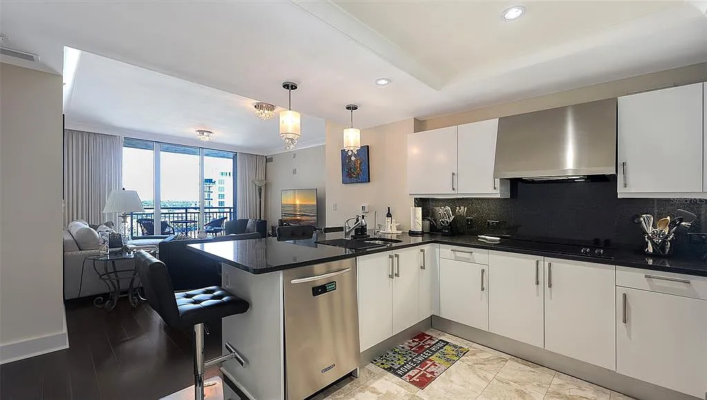 2 bed, 2.0 bath, 1165 sqft, $9,500 — Photo 4