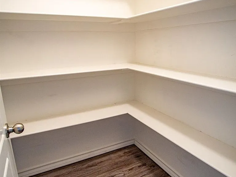 Stunning 4 Bedroom Near Tech — Photo 13