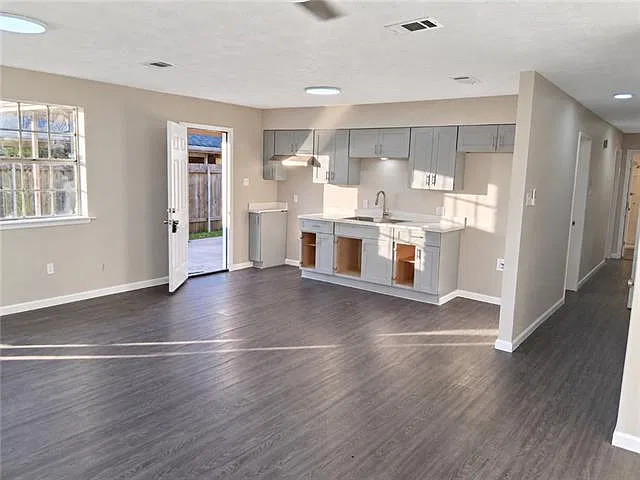2 bed, 1.0 bath, 1000 sqft, $1,400 — Photo 2