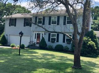 4 Powder Mill Ln, Smithfield, RI 02828