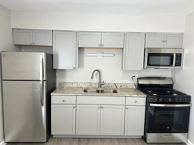 1721 E Roosevelt Rd #2 — Photo 2