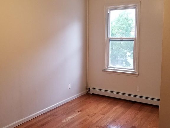 4th image of 39 Bowers St Floor 2