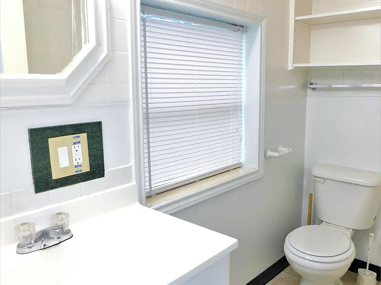 1007 W Collins St — Photo 15
