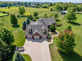 6085 N Eagle Crest Dr, Appleton, WI 54913