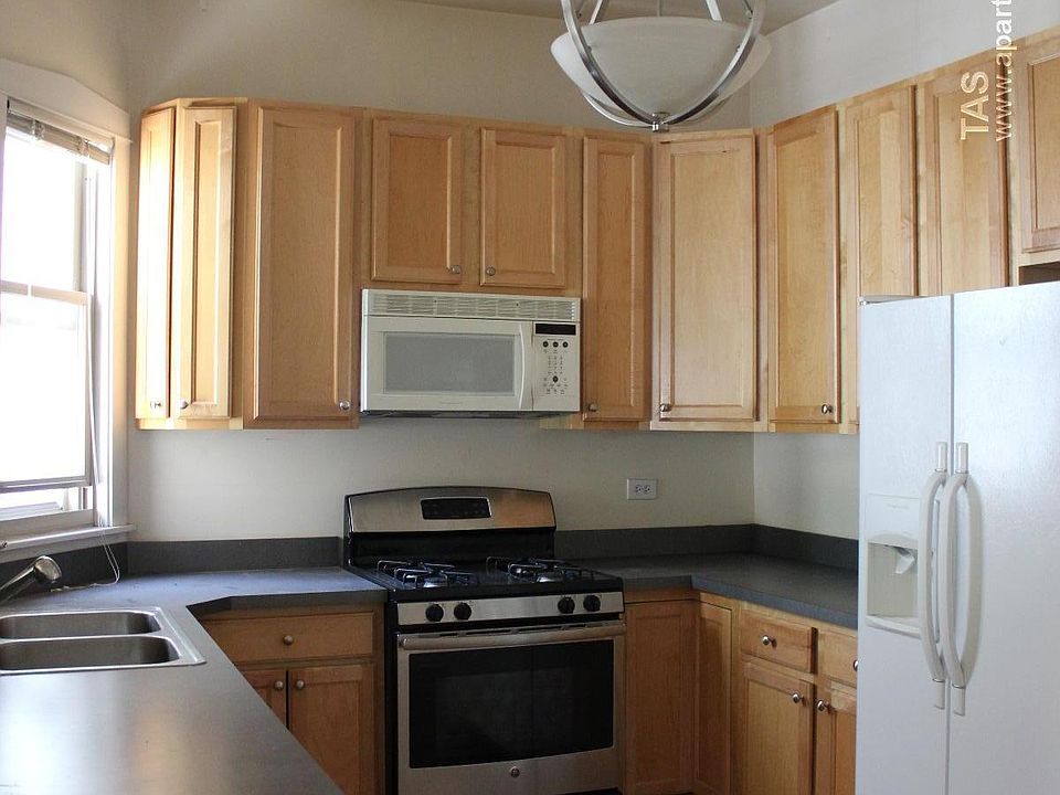 1st image of 2432 N Marshfield Ave #1