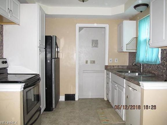 3rd image of 6696 Greenleaf Ave
