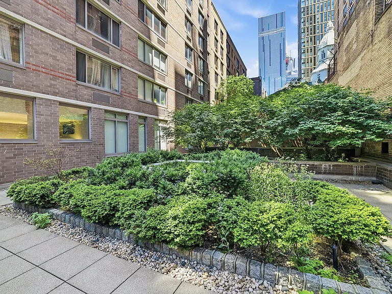 360 W 43rd St #S17A — Photo 9