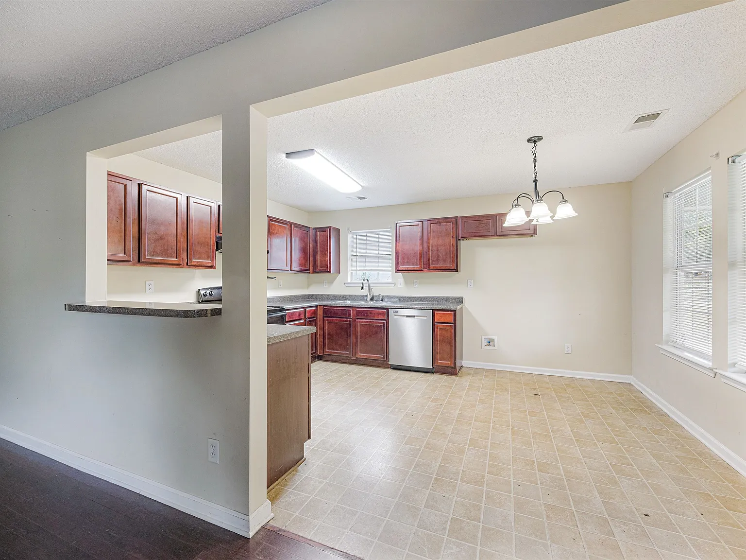 3 bed, 2.0 bath, 1336 sqft, $1,500 — Photo 3