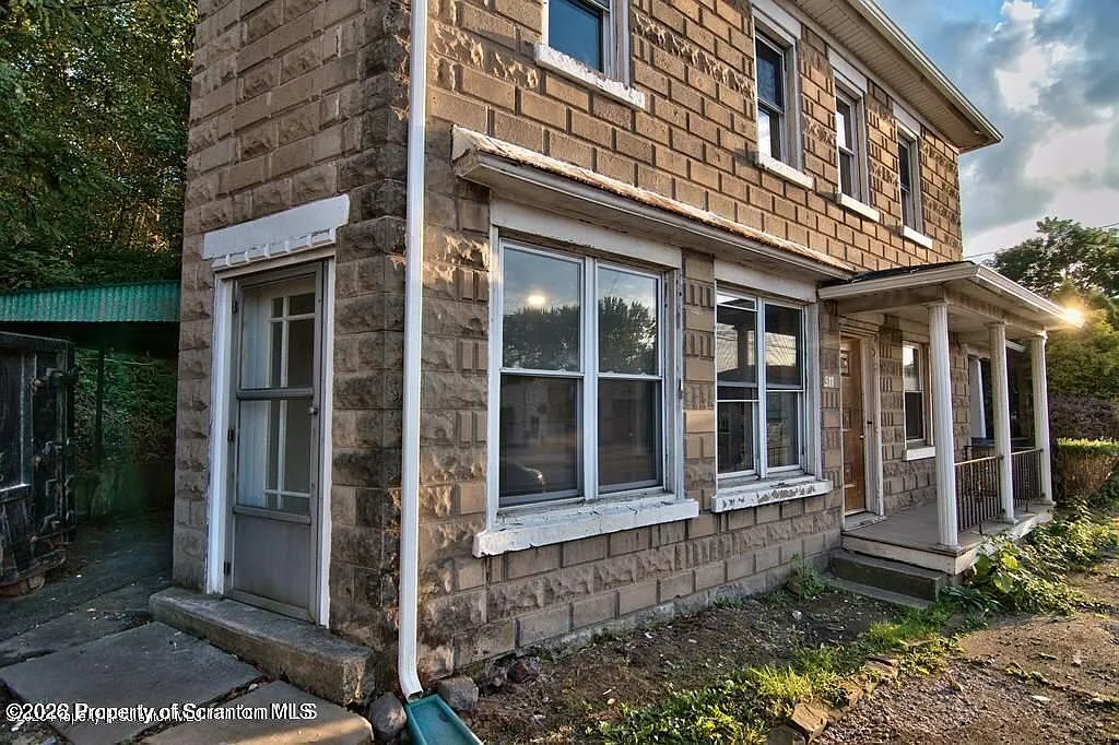 2 bed, 1.0 bath, 1400 sqft, $1,150 — Photo 2
