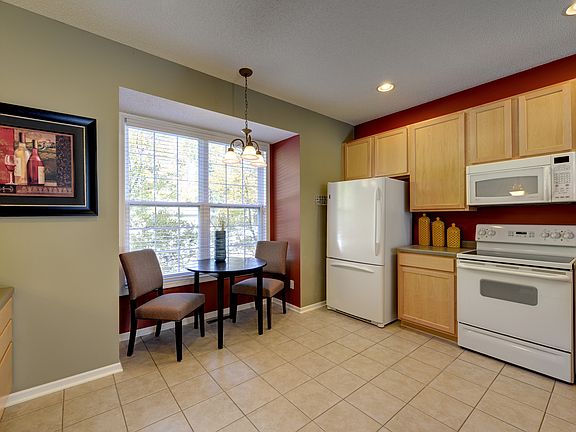 Eat in kitchen, freshly pain