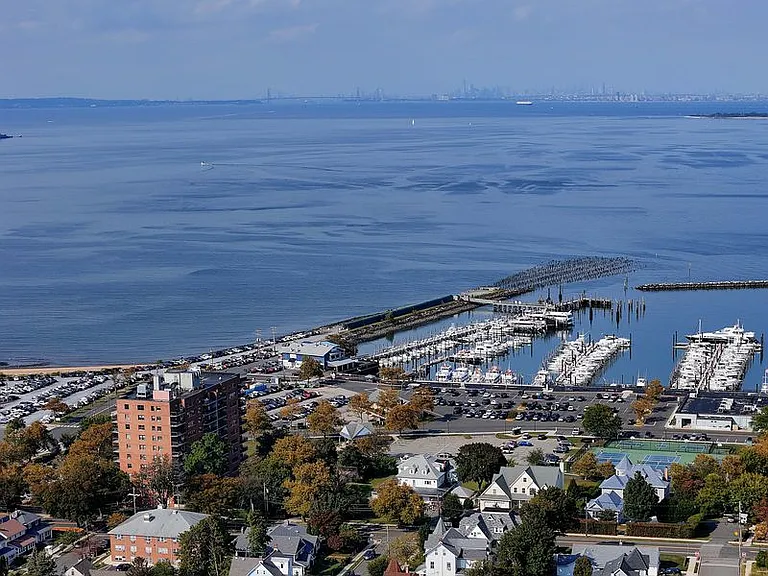 Minutes to the town of Atlantic Highlands and the Sea Streak ferry to NYC