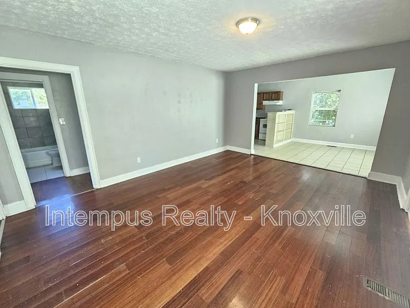 2 bed, 1.0 bath, $1,200 — Photo 2