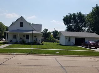 1132 Garfield St, Holdrege, NE 68949