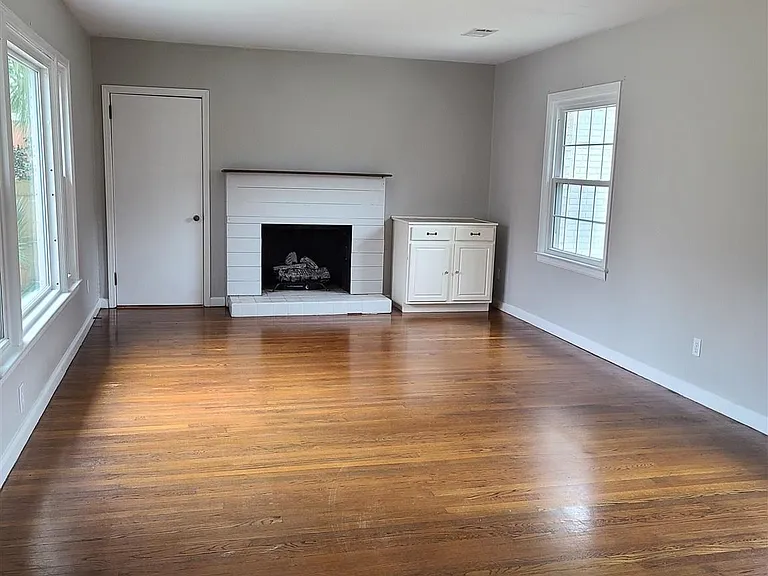 2109 N Spring St — Photo 2