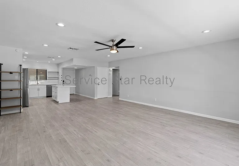 314 W Maryland Ave #A — Photo 6