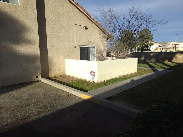 1642 Gardenia Ct #D — Photo 5