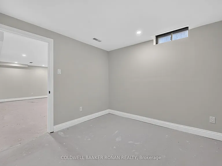 8 McCullough Ave — Photo 32