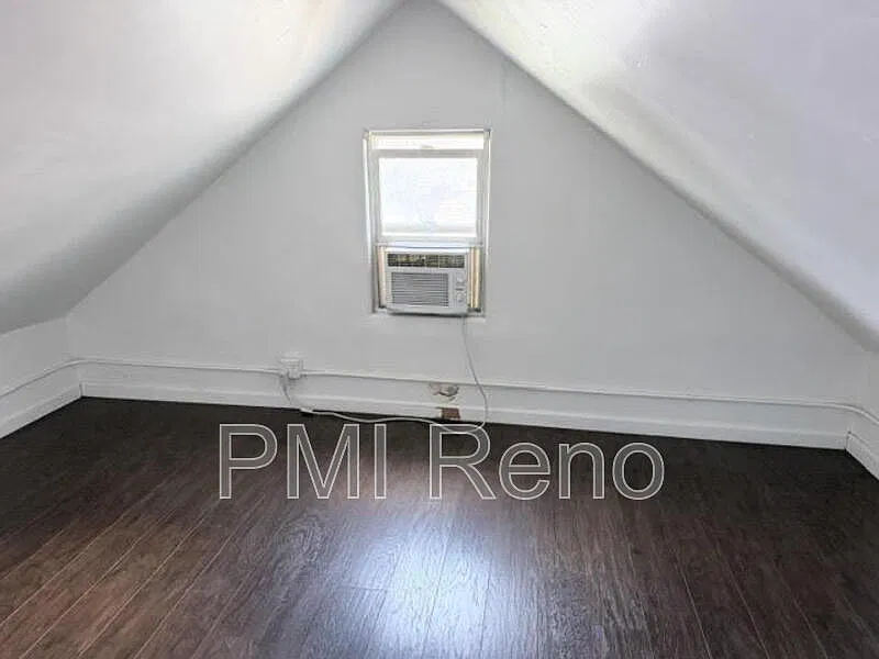 46 W 10th St — Photo 3