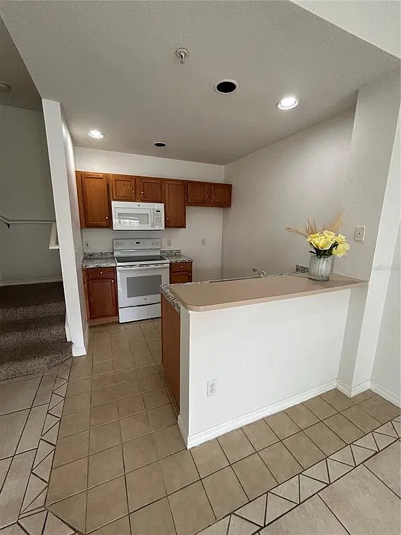 3 bed, 2.0 bath, 1296 sqft, $1,800 — Photo 2