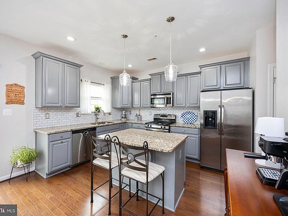 3rd image of 7649 Timbercross Ln