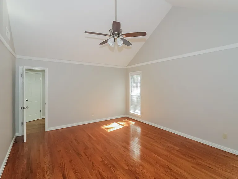 2224 Burlingate Dr — Photo 10