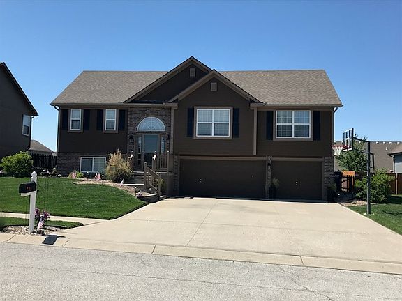 4th image of 810 NW Poplar Ct