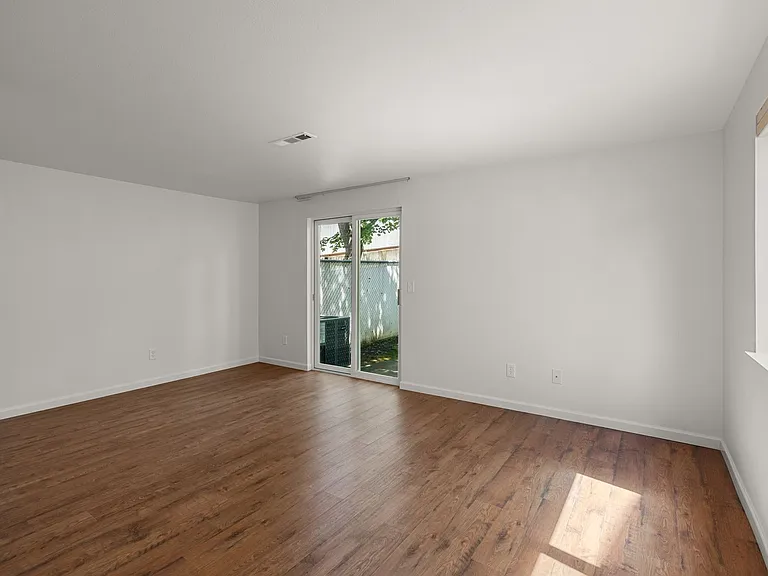 Talent Parkside Apartments — Photo 38