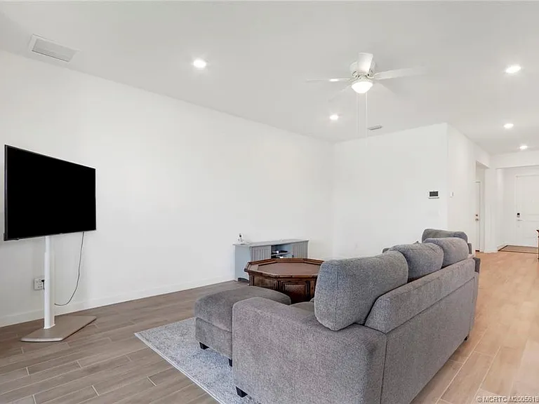 1630 NE Skyhigh Ter — Photo 9