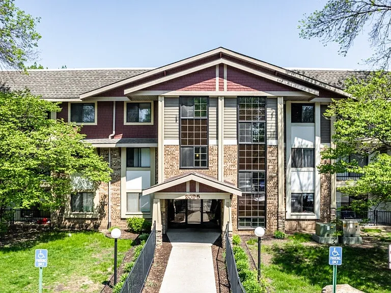 Silver Bell Apartments — Photo 40
