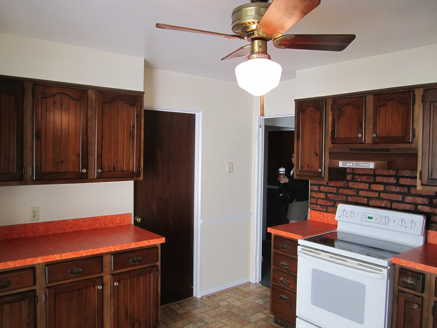 3 bed, 1.0 bath, 912 sqft, $1,200 — Photo 2