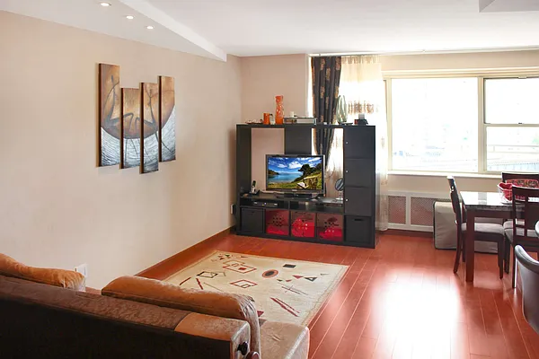 Sold by Thomas Lipovetsky, LREB | media 28