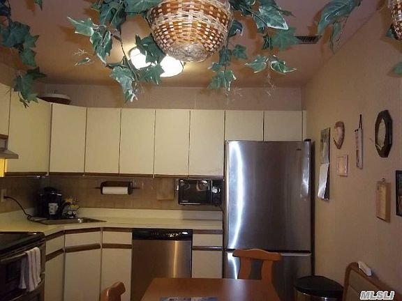 4th image of 338 Woodland Ct