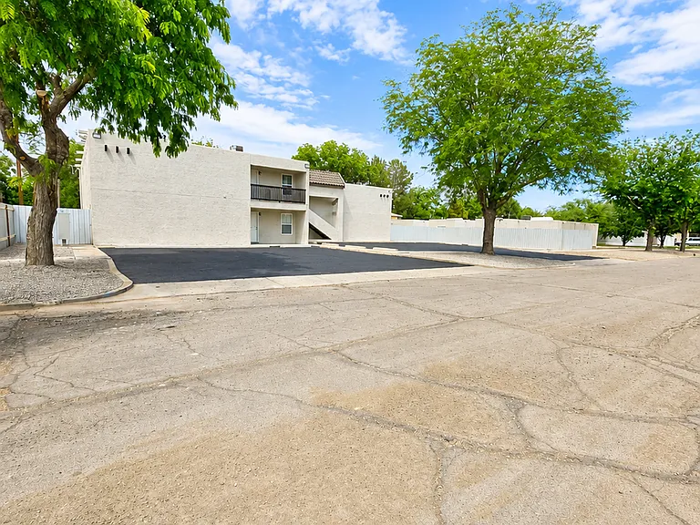407 W Tilden St — Photo 2