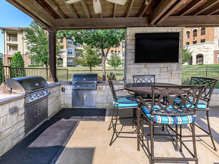 FUN OUTDOOR DINING