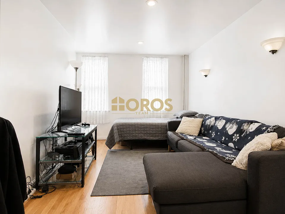 236 E 7th St #3C